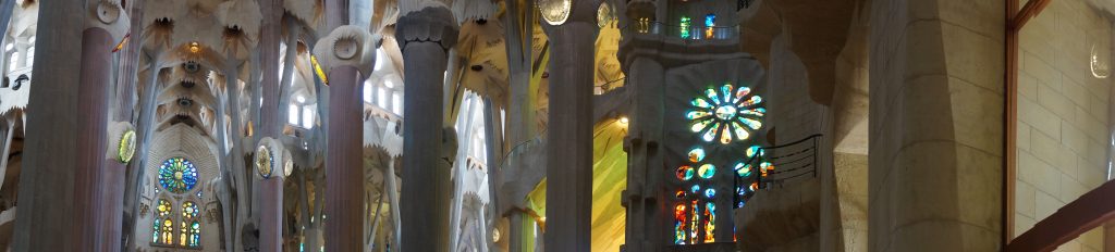 FOTO INTERIOR DE LA SAGRADA FAMILIA. BARCELONA.