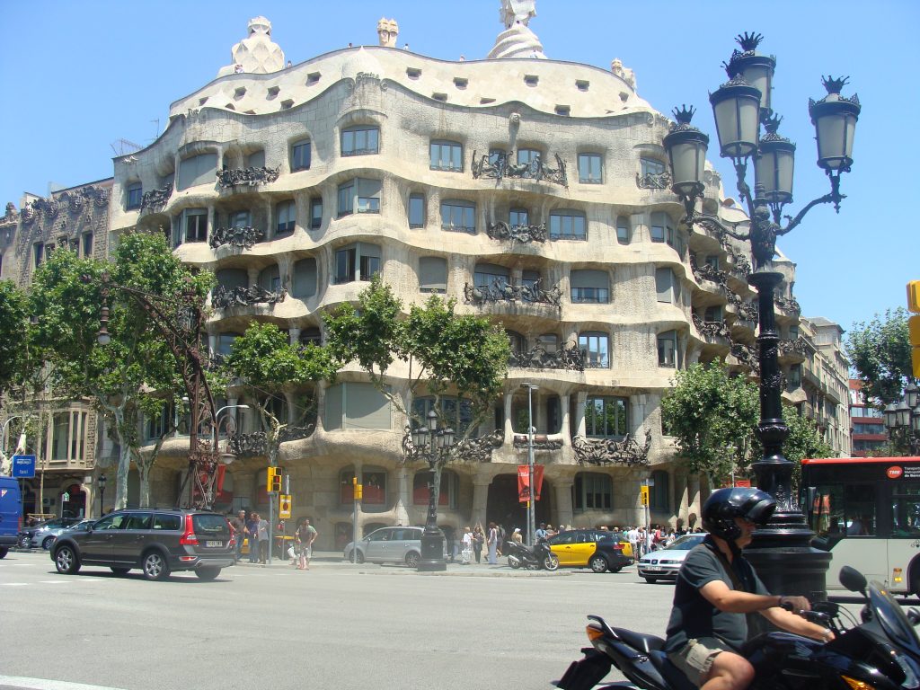 IMAGEN FRENTE DE LA PEDRERA. BARCELONA